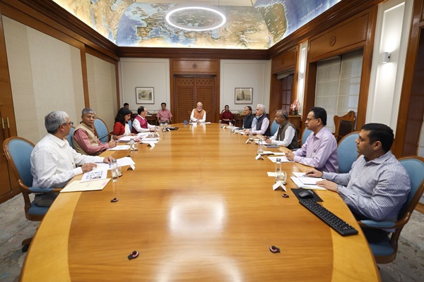 প্রধানমন্ত্ৰী নৰেন্দ্ৰ মোদীৰ নতুন দিল্লীৰ বাসগৃহত ৰাষ্ট্ৰীয় যক্ষ্মা নির্মূলকৰণ আঁচনি সন্দৰ্ভত উচ্চ পর্যায়ৰ পৰ্যালোচনা বৈঠক