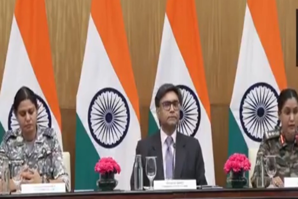 আন্তঃৰাষ্ট্ৰীয় সীমান্তৰ ৩৬টা স্থানত বৃহস্পতিবাৰে পুৱতি নিশাৰে পৰা শক্তিশালী কামান আৰু প্ৰায় ৪০০টা ড্রোনেৰে আক্রমণ পাকিস্তানৰ