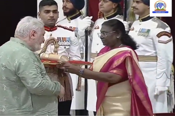 নতুন দিল্লীৰ ৰাষ্ট্ৰপতি ভৱনত ৬৯গৰাকী ব্যক্তিক পদ্ম সন্মান প্ৰদান