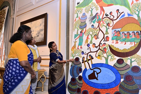 President Murmu appreciates Madhubani & Gond Art under  Artists- in- Residence programme