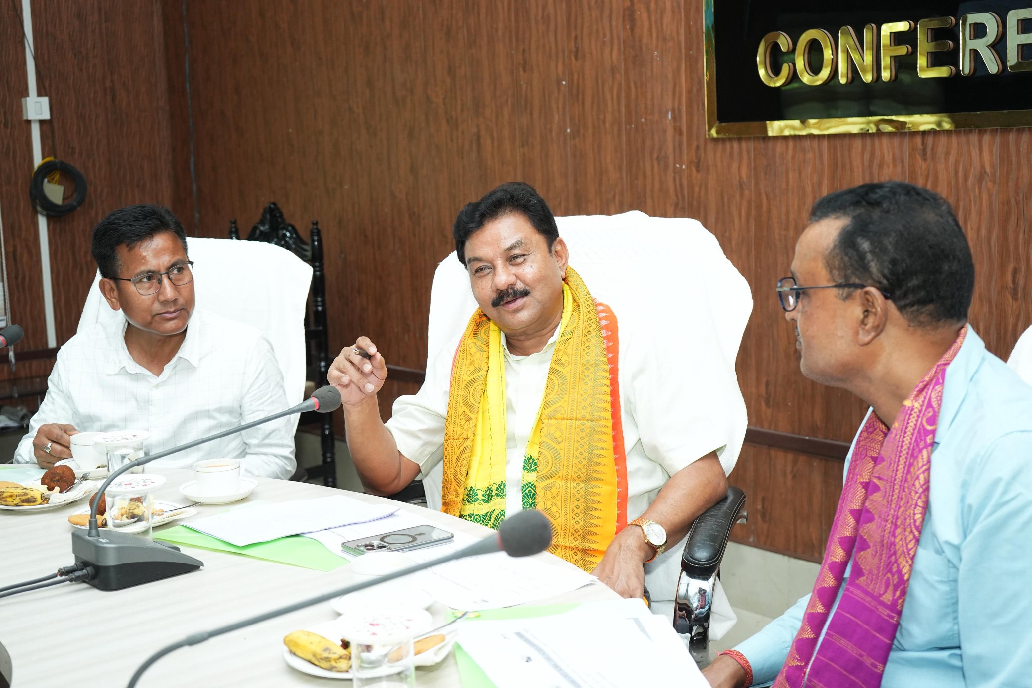 চিৰাঙত ৰূপায়িত হৈ থকা চৰকাৰী আঁচনিৰ কাম-কাজ সন্দৰ্ভত পর্যালোচনা বৈঠক