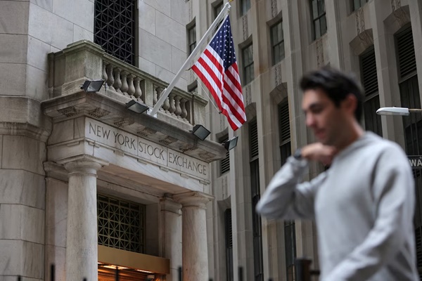 US stock markets show downward trend