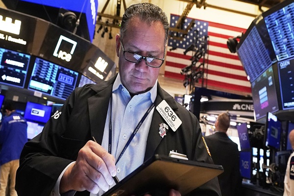 US Markets Close at Record Highs as Major Indices Extend Gains