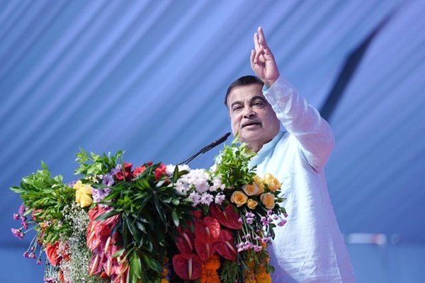 তেলেংগানাত ৩,৯০০ কোটি টকা ব্যয়সাপেক্ষ কেন্দ্ৰীয় মন্ত্ৰী নীতিন গাডকাৰীৰ কেইবাটাও ঘাইপথ প্ৰকল্পৰ আধাৰশিলা
