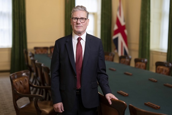 برطانیہ کے وزیراعظم Keir Starmer نے اعلان کیا ہے کہ برطانیہ میں مستقل قیام کیلئے درکار رہائش کی مدت کو    5 سال سے بڑھا کر 10 سال کردیا گیا ہے