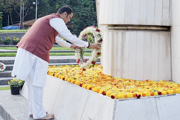Maharashtra Foundation Day: Governor leads flag hoisting ceremony, CM Fadnavis honours martyrs