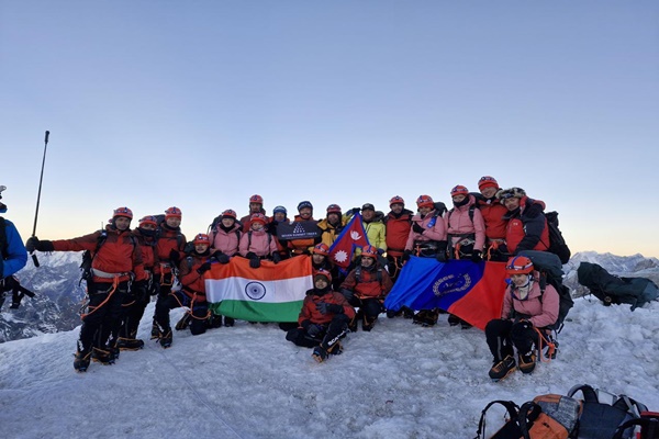 एनसीसीच्या विद्यार्थ्यांनी एव्हरेस्टवर फडकवला तिरंगा