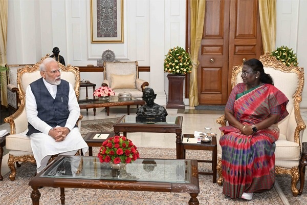 ৰাষ্ট্ৰপতি দ্রৌপদী মুৰ্মুক প্রধানমন্ত্ৰী নৰেন্দ্ৰ মোদীৰ সাক্ষাৎ, সিন্দূৰ অভিযানৰ বিষয়ে অৱগত