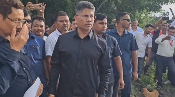 বোকাখাতৰ বান ক্ষতিগ্ৰস্ত অঞ্চল পৰিদৰ্শন জলসম্পদ মন্ত্রী পীযূষ হাজৰিকাৰ