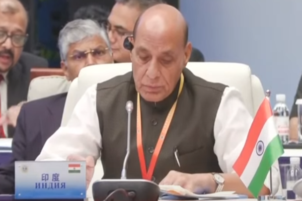 भारत आणि चीन दरम्यान पुन्हा एकदा विश्वास निर्माण करण्यासाठी कायमस्वरूपी तोडगा काढण्यावर भारताचा कायम भर – संरक्षण मंत्री राजनाथ सिंह