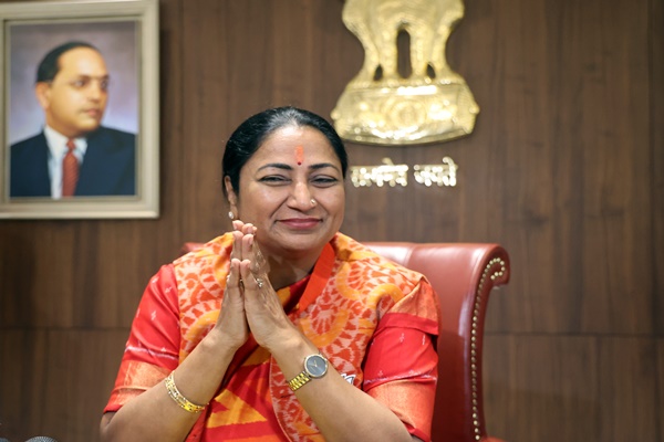 दुकानों और वाणिज्यिक प्रतिष्ठानों में अब महिलाएं कर सकेंगी नाइट शिफ्ट में काम: मुख्यमंत्री रेखा गुप्ता