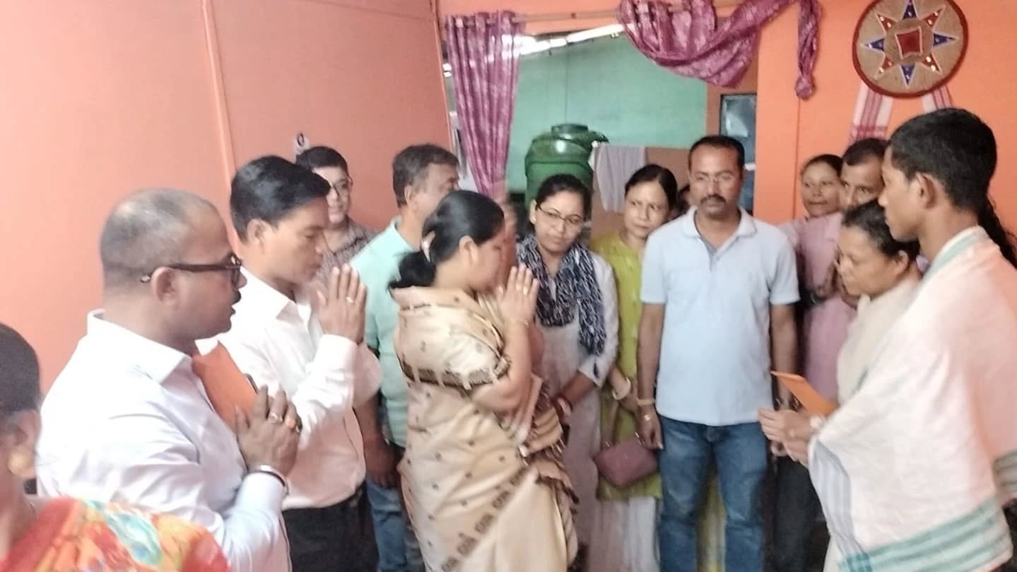 ভূমিস্খলনত মৃত্যু হোৱা মালিগাঁৱৰ ৰবীন দাস নামৰ লোকজনৰ পৰিয়ালক ৰাজ্য চৰকাৰৰ ৪ লাখ টকাৰ চেক প্ৰদান
