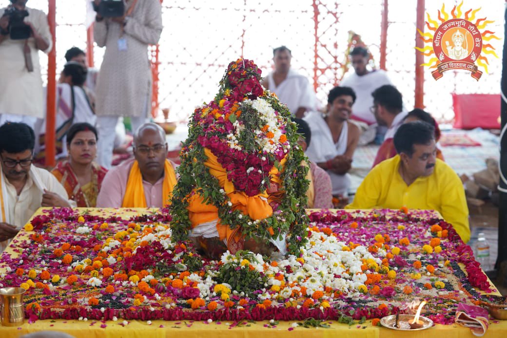 গঙ্গা দশেরা উৎসব উপলক্ষে, অযোধ্যার শ্রী রাম জন্মভূমি মন্দিরে রাম দরবারের প্রাণ প্রতিষ্ঠা অনুষ্ঠানের আয়োজন করা হয়েছে।
