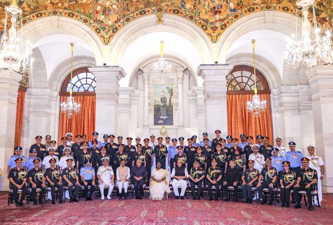 রাষ্ট্রপতি দ্রৌপদী মুর্মু গতকাল নতুনদিল্লির রাষ্ট্রপতি ভবনে ২০২৫-এর প্রতিরক্ষা পদক বিতরণ অনুষ্ঠানে ৯২ জনকে বিশিষ্ট সেবা পদক প্রদান করেছেন।