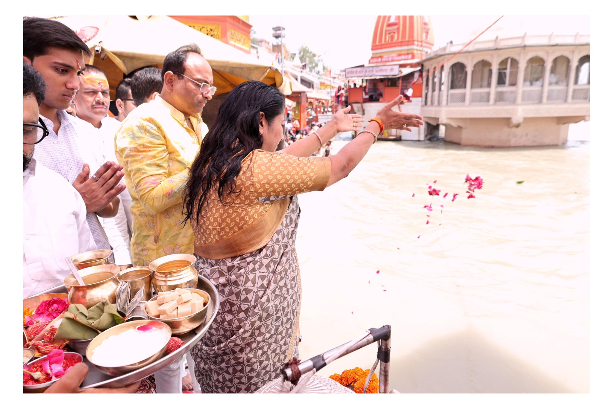 दिल्ली की मुख्यमंत्री रेखा गुप्ता ने अपने परिवार के साथ हरिद्वार में हर की पौड़ी पर पूजा-अर्चना की और गंगा स्नान किया