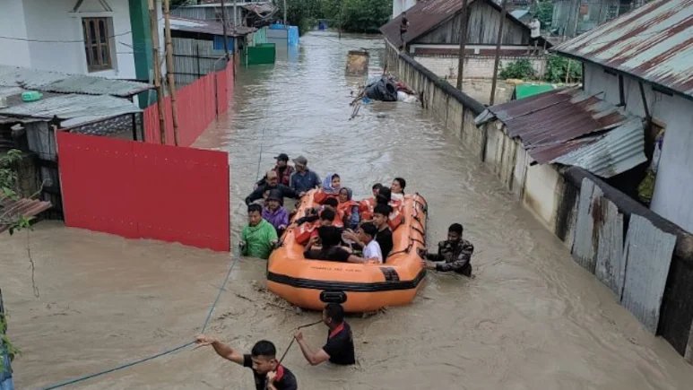असम के 19 जिले लगातार हो रही बारिश के कारण बाढ़ की चपेट में
