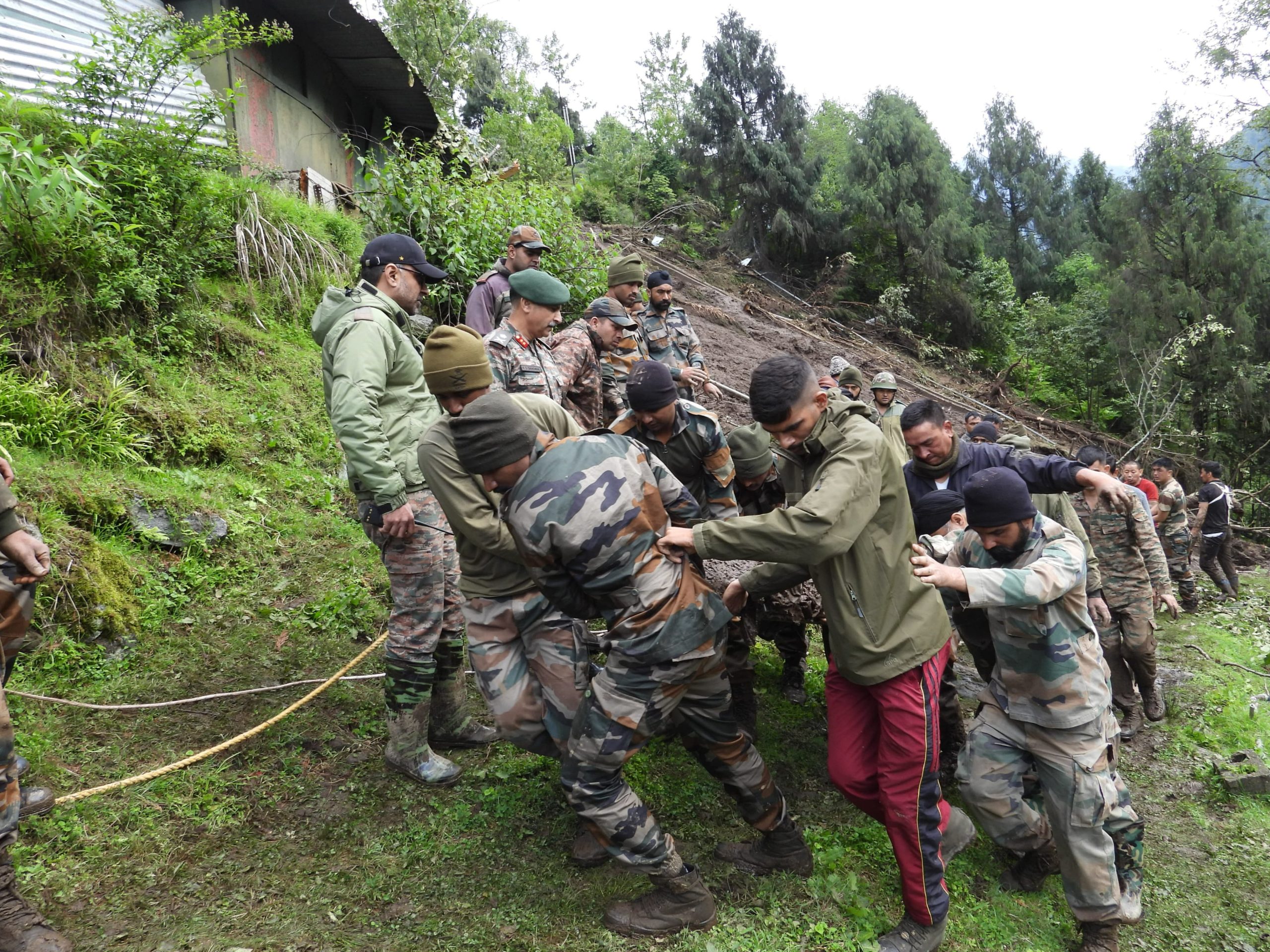 सिक्किम के मंगन जिले के लाचेन में चातेन में लगातार बारिश के कारण भारी भूस्खलन में सेना का सैन्य शिविर प्रभावित