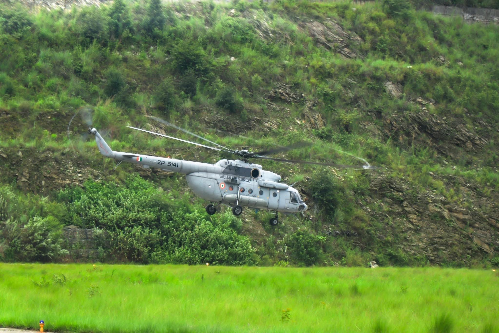 भारतीय वायु सेना ने उत्तरी सिक्किम के चातेन में फंसे नागरिकों के पहले जत्थे को बचाया