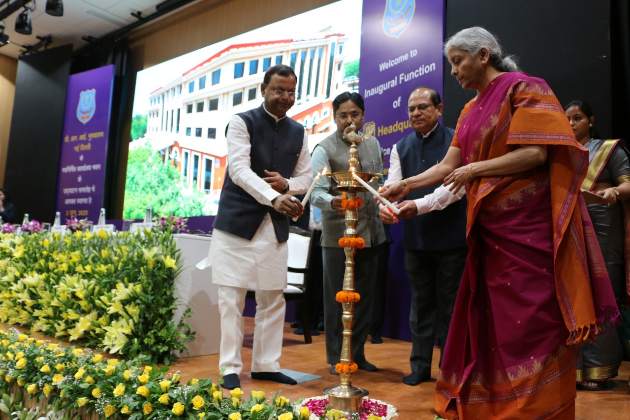 नई दिल्ली: केंद्रीय वित्त मंत्री निर्मला सीतारामन ने राजस्व खुफिया निदेशालय मुख्यालय की नई इमारत का उद्घाटन किया