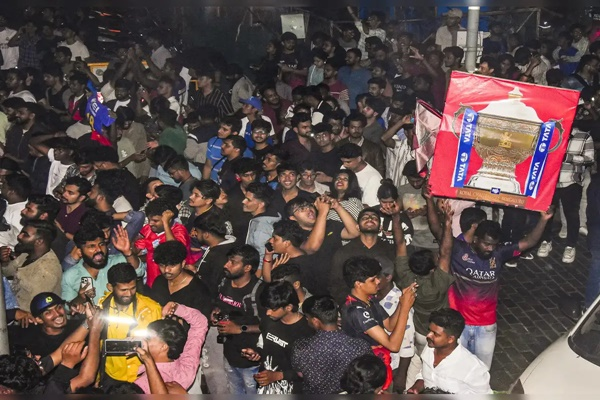 बेंगळुरू चेंगराचेंगरी प्रकरणी रॉयल चॅलेंजर्स बेंगळुरूच्या विपणन विभागाचा प्रमुख निखिल सोसाळे याच्यासह आणखी दोघांना अटक