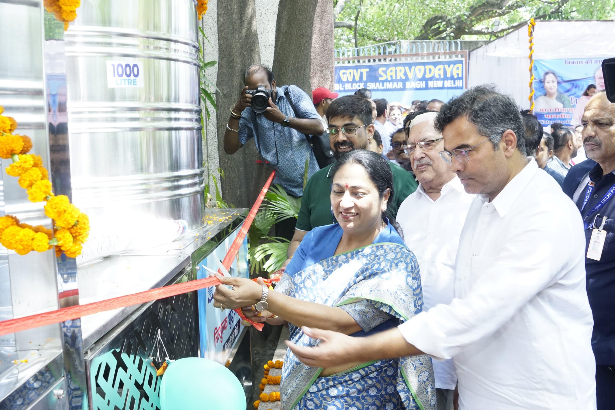 दिल्ली की मुख्यमंत्री रेखा गुप्ता ने शालीमार बाग विधानसभा क्षेत्र स्थित एक सरकारी स्‍कूल के परिसर में वॉटर एटीएम का उद्घाटन किया