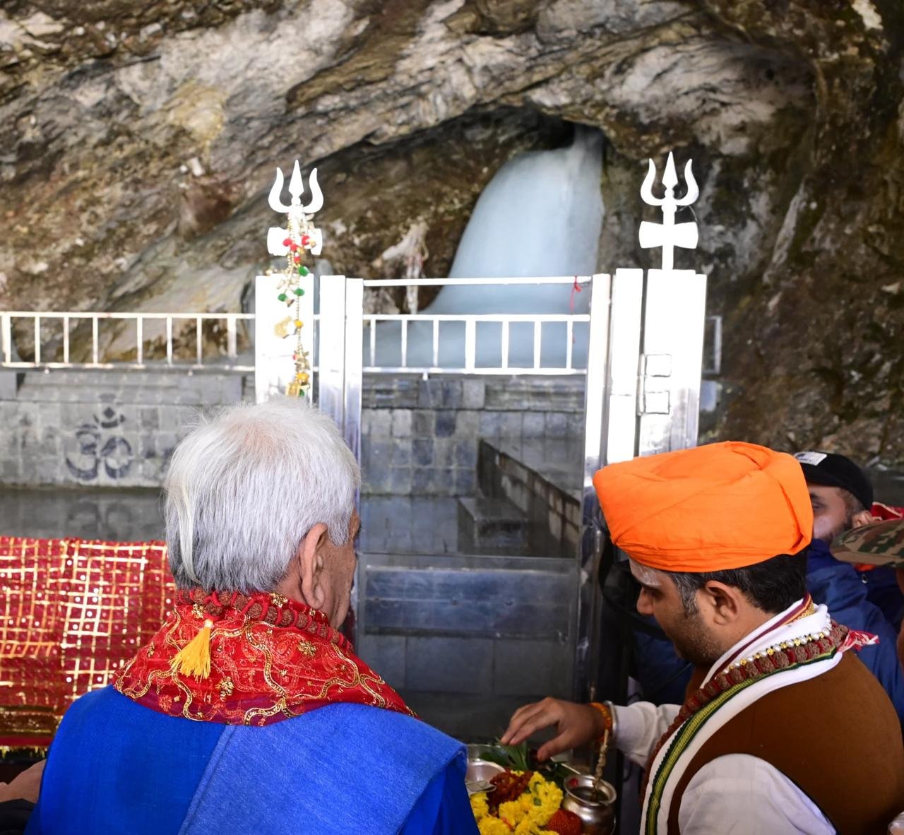 जम्मू और कश्मीर के लेफ्टिनेंट गवर्नर मनोज सिन्हा ने पवित्र अमरनाथ गुफा में पूजा-अर्चना कर वार्षिक अमरनाथ यात्रा की औपचारिक शुरुआत हुई