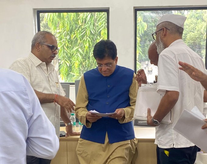 केंद्रीय मंत्री पीयूष गोयल यांनी भरवलेल्या जनता दरबारात ९२ प्रकरणांचा निपटारा