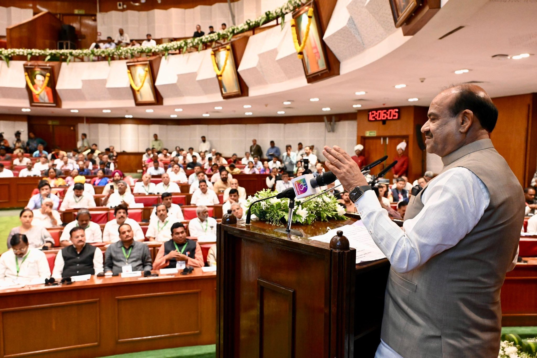 लोकसभा अध्यक्ष ओम बिरला ने मुंबई में विधान निकायों की प्राक्कलन समितियों के दो दिवसीय राष्ट्रीय सम्मेलन का उद्घाटन किया