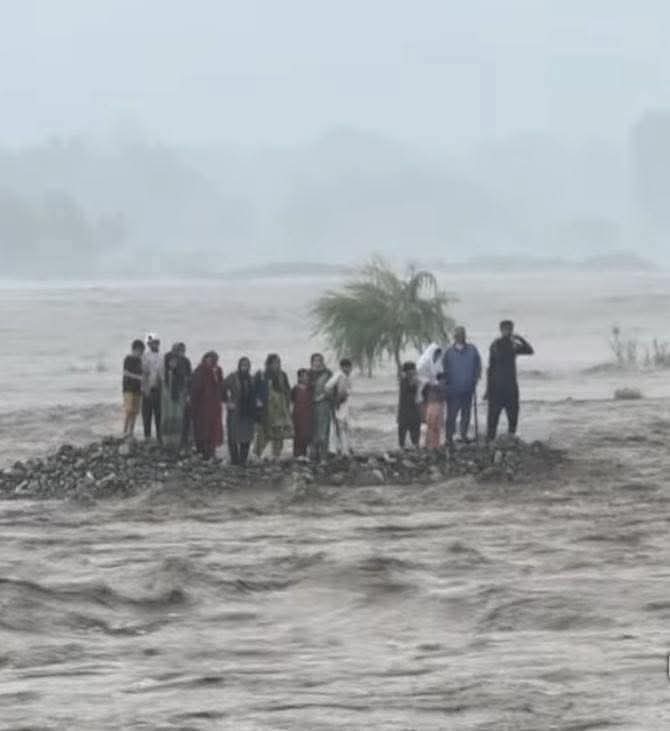 पाकिस्तानः खैबर पख्तूनख्वा क्षेत्र की बारहमासी स्वात नदी में आई बाढ़ में डूबे एक ही परिवार के 18 सदस्य