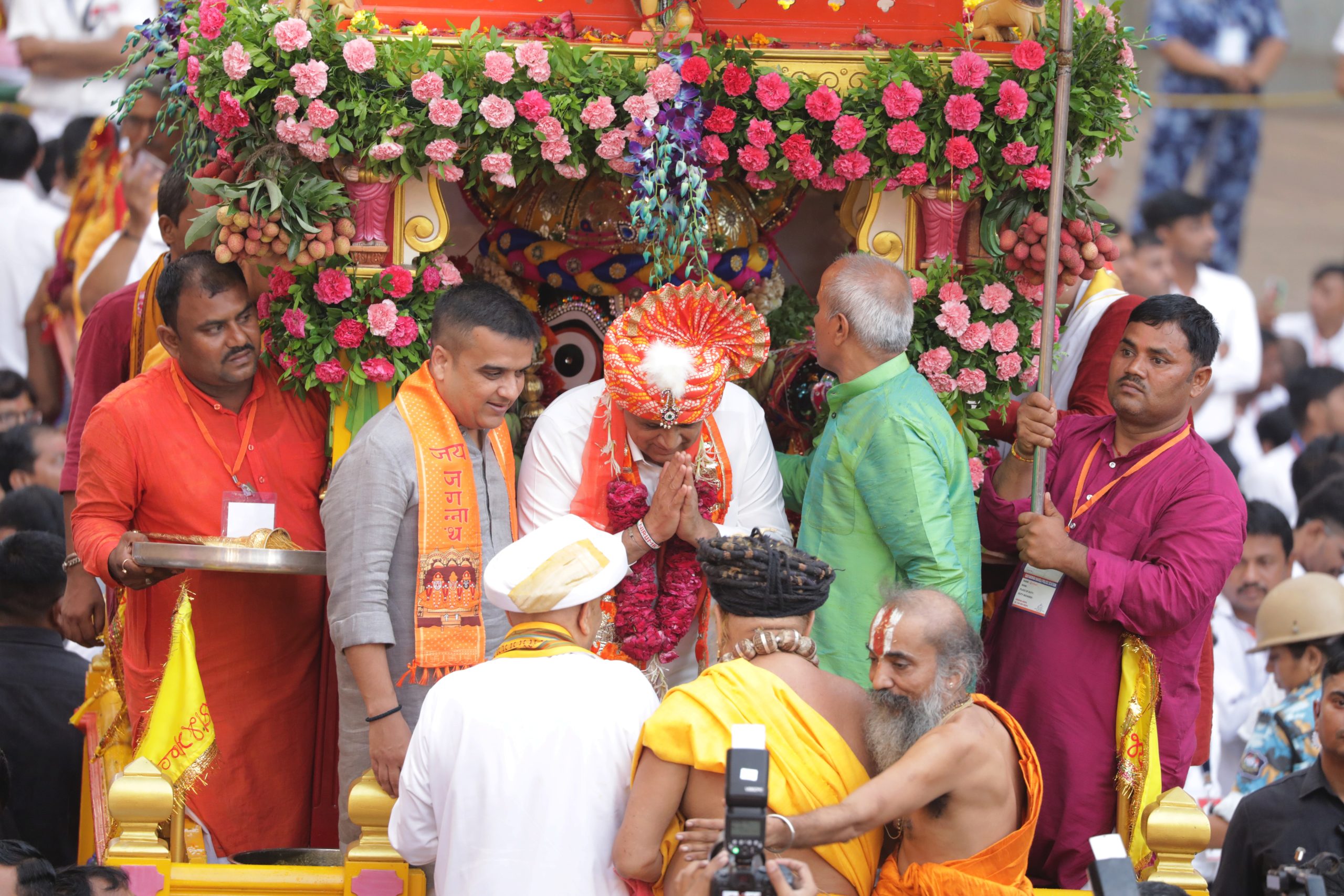 અમદાવાદના જમાલપુર જગન્નાથ મંદિરમાં મુખ્યમંત્રી ભૂપેન્દ્ર પટેલે આજે સવારે પહિંદ વિધિ કર્યા બાદ રથયાત્રાનો વિધિવત્ પ્રારંભ કરાવ્યો.