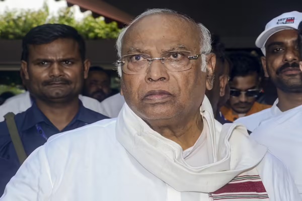 কর্ণাটকে মুখ্যমন্ত্রী পরিবর্তন নিয়ে জল্পনার মধ্যে কংগ্রেস সভাপতি মল্লিকার্জুন খাড়গে বলেছেন যে কর্ণাটকে মুখ্যমন্ত্রী পরিবর্তনের বিষয়ে সিদ্ধান্ত নেবে কেবল দলীয় হাইকমান্ড।