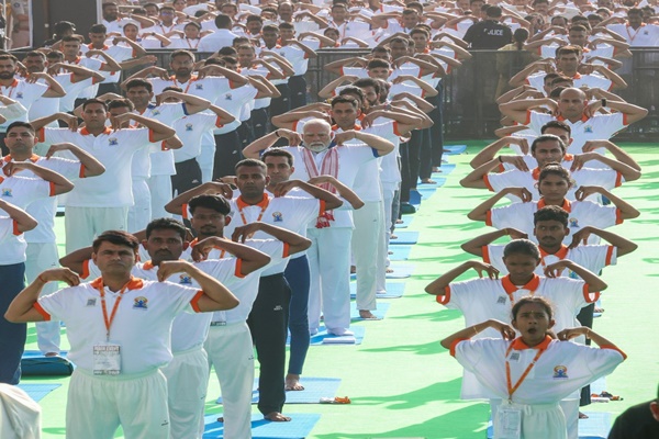 অন্ধ্ৰ প্ৰদেশৰ বিশাখাপট্টনমত একাদশ আন্তঃৰাষ্ট্ৰীয় যোগ দিৱসৰ ৰাষ্ট্ৰীয় কাৰ্যসূচীত প্ৰধানমন্ত্ৰী মোদীৰ অংশগ্ৰহণ