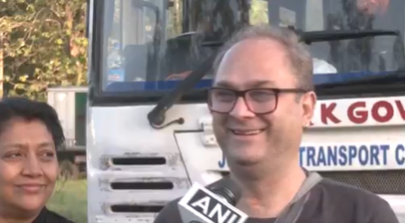 जम्मू-कश्मीरः खीर भवानी मेले में हिस्सा लेने के लिए कड़ी-सुरक्षा के बीच सैकड़ों लोग रवाना
