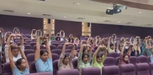 नई दिल्ली में आकाशवाणी के रंग-भवन में “कार्यस्थल पर योग” कार्यशाला का आयोजन किया गया