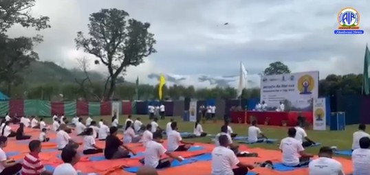 अंतर्राष्ट्रीय योग दिवस से पहले भारतीय मिशन ने नेपाल के पोखरा में फेवा झील के किनारे योग सत्र का आयोजन किया