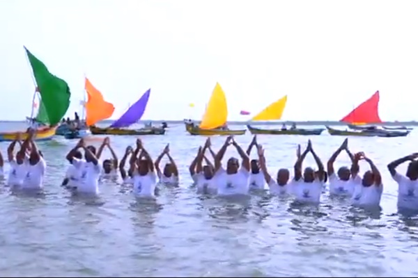 AP: “Floating Yoga’ remarkable achievement ahead of IYD