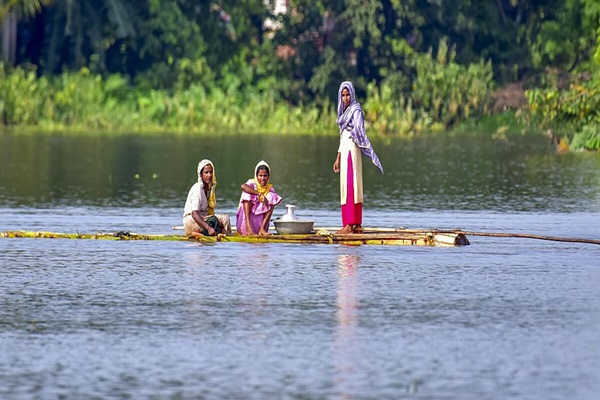 অসমৰ বান পৰিস্থিতি উন্নত হৈছে যদিও ১২ খন জিলাৰ ৩ লাখ ৩০ হাজাৰৰো অধিক লোক এতিয়াও বানৰ কবলত