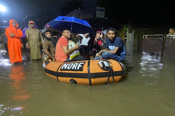 দক্ষিণ অসমের শিলচরে প্রবল বর্ষনে জনজীবন সম্পূর্ণ বিপর্যস্ত।