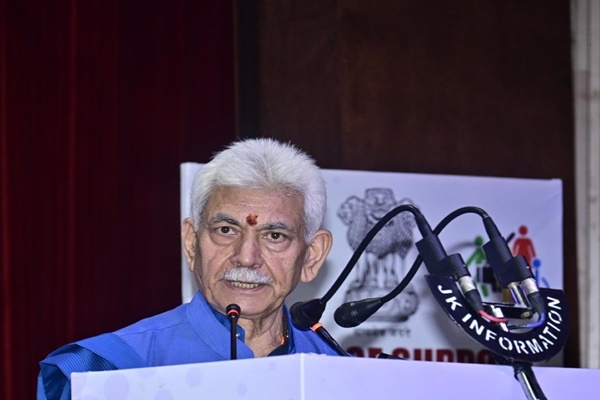 जम्मू-कश्मीर: उपराज्‍यपाल मनोज सिन्हा ने एकीकृत सामाजिक सुरक्षा योजना के तहत बकाया पेंशन राशि वितरित की