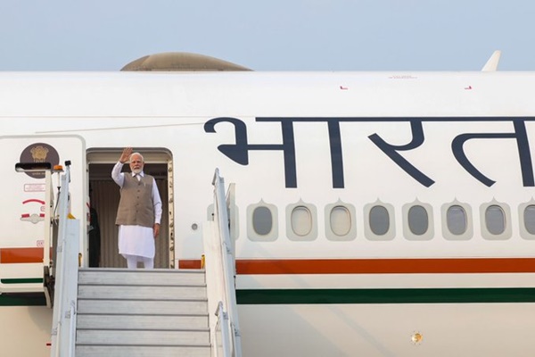 प्रधानमंत्री नरेन्‍द्र मोदी अपनी तीन देशों  की यात्रा के पहले चरण में आज साइप्रस पहुंच गए