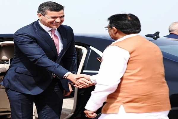 প্যারাগুয়ের প্রেসিডেন্ট সান্টিয়াগো পেনা পালাসিওস আজ সকালে তিন দিনের ভারত সফরে নতুন দিল্লিতে এসে পৌঁছেছেন।