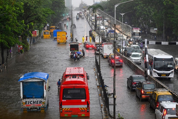 Maharashtra witnesses heavy rainfall, high wave warning issued for coastal areas