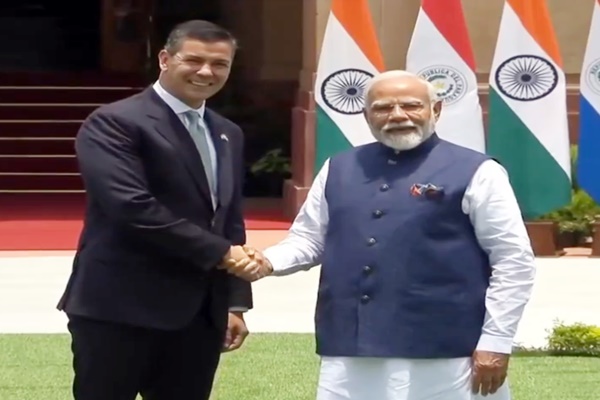 प्रधानमंत्री नरेन्‍द्र मोदी ने पराग्‍वे के राष्‍ट्रपति सैंटियागो पेना पालासिओस से भेंट की