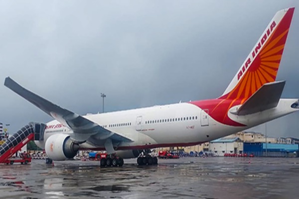 অসামরিক বিমান চলাচল নিয়ন্ত্রণ কর্তৃপক্ষ- DGCA, বিমান কর্মীদের সময়সূচি এবং রোস্টার তৈরীর কাজে নিযুক্ত তিন আধিকারিককে সব ধরণের দায়িত্ব থেকে সরিয়ে দেওয়ার জন্য এয়ার ইন্ডিয়াকে নির্দেশ দিয়েছে।