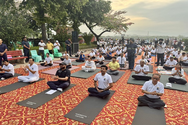 चंडीगढ़ में डॉक्‍टर आम्‍बेडकर होटल प्रबंधन संस्‍थान ने आज सुखणा झील और संस्‍थान के परिसर में अंतरराष्‍ट्रीय योग दिवस मनाया