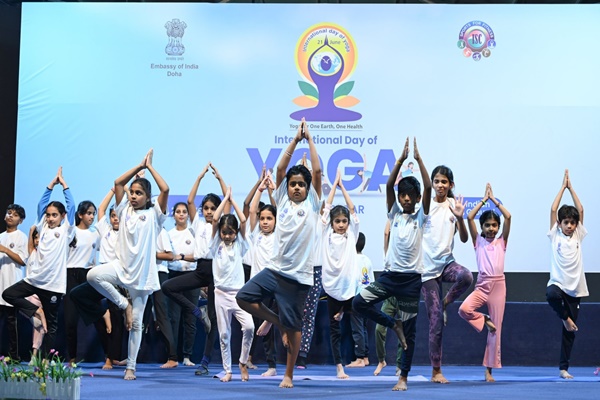 কাটাৰত আন্তৰাষ্ট্ৰীয় যোগ দিৱসত ১০০০কৈ অধিক আগ্ৰহী লোকৰ অংশগ্ৰহণ