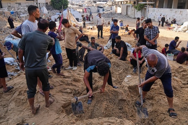 ইজরায়েলি বিমান থেকে বোমা হামলায় গত রাত্রি থেকে আজ সকাল পর্যন্ত গাজা ভূখণ্ডে কমপক্ষে ৪৯ জন নিহত হয়েছেন।