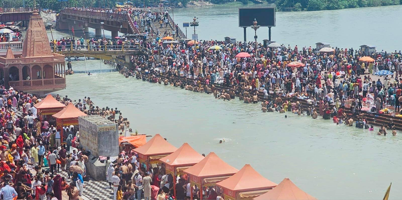 निर्जला एकादशी पर्व पर हरिद्वार के हरकी पैड़ी सहित विभिन्न गंगा घाटों पर हजारों श्रद्धालुओं ने लगाई आस्था की डुबकी