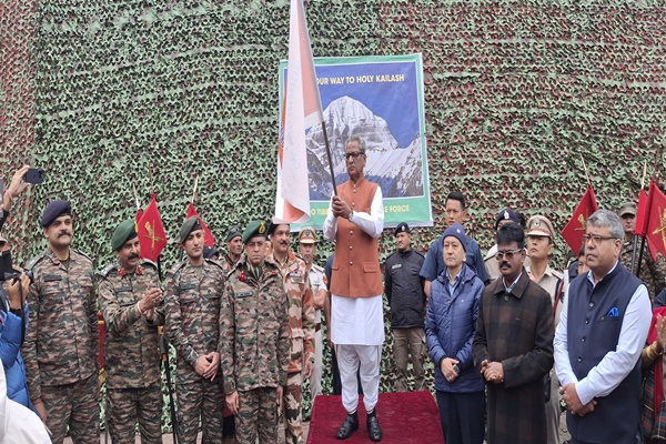 کیلاش مانسروور یاترا سکّم کے مقام ناتھولہ سے شروع ہوگئی ہے۔ اس کے لئے 36 یاتریوں کا پہلا گروپ تبت خودمختار خطے میں داخل ہوا