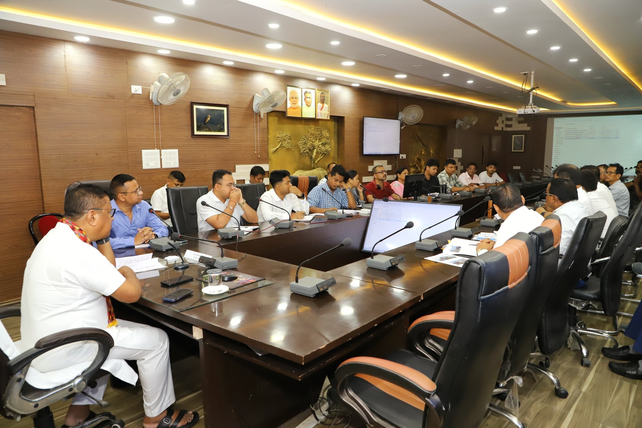 লখিমপুৰ জিলাৰ বান পৰিস্থিতিৰ লগতে খহনীয়া নিয়ন্ত্ৰণৰ আঁচনিসমূহৰ ৰূপায়ণ সন্দৰ্ভত মন্ত্ৰী ডাঃ ৰণোজ পেগুৰ বৈঠক